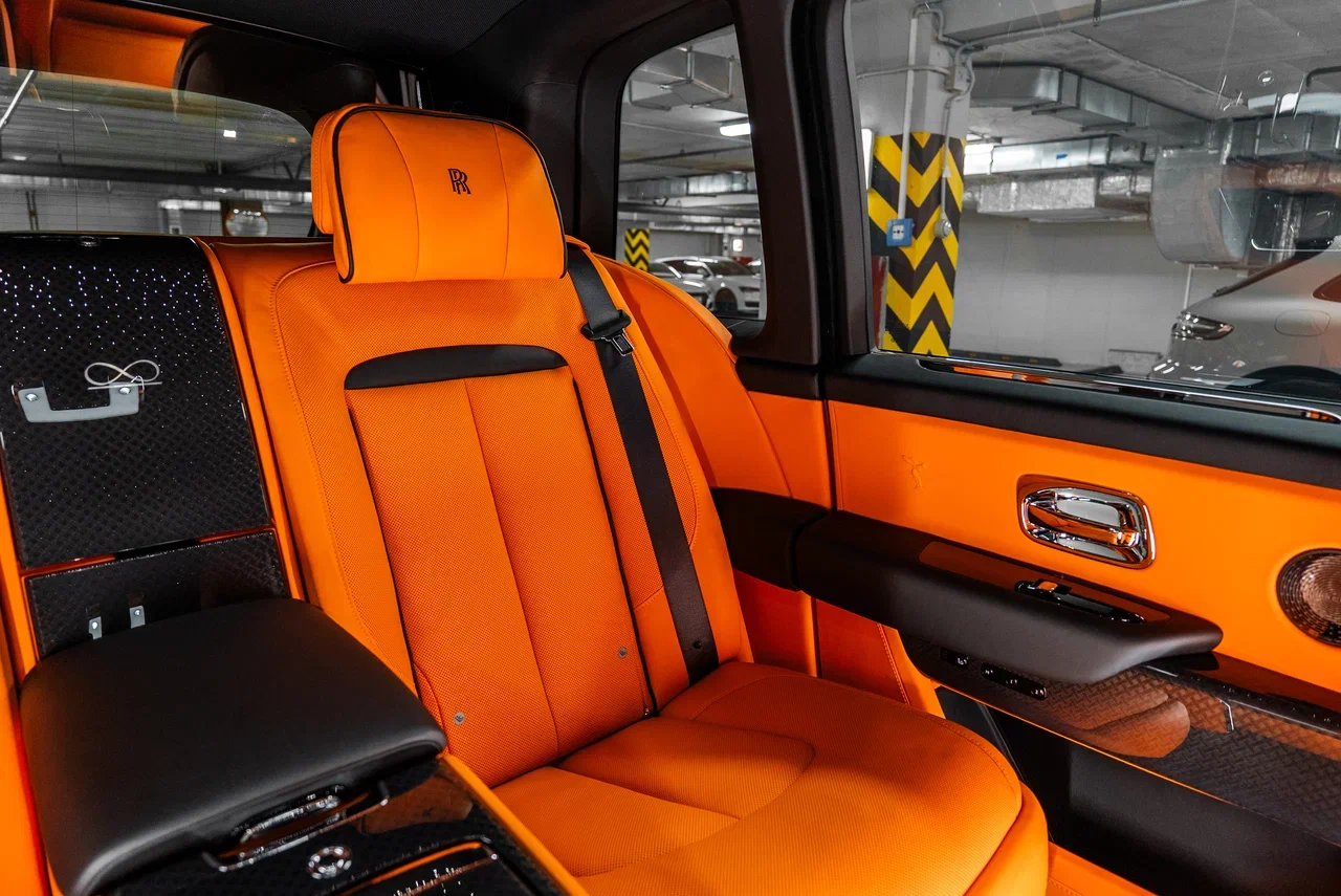 Rolls-Royce Cullinan Black Badge 2025 - фото 38