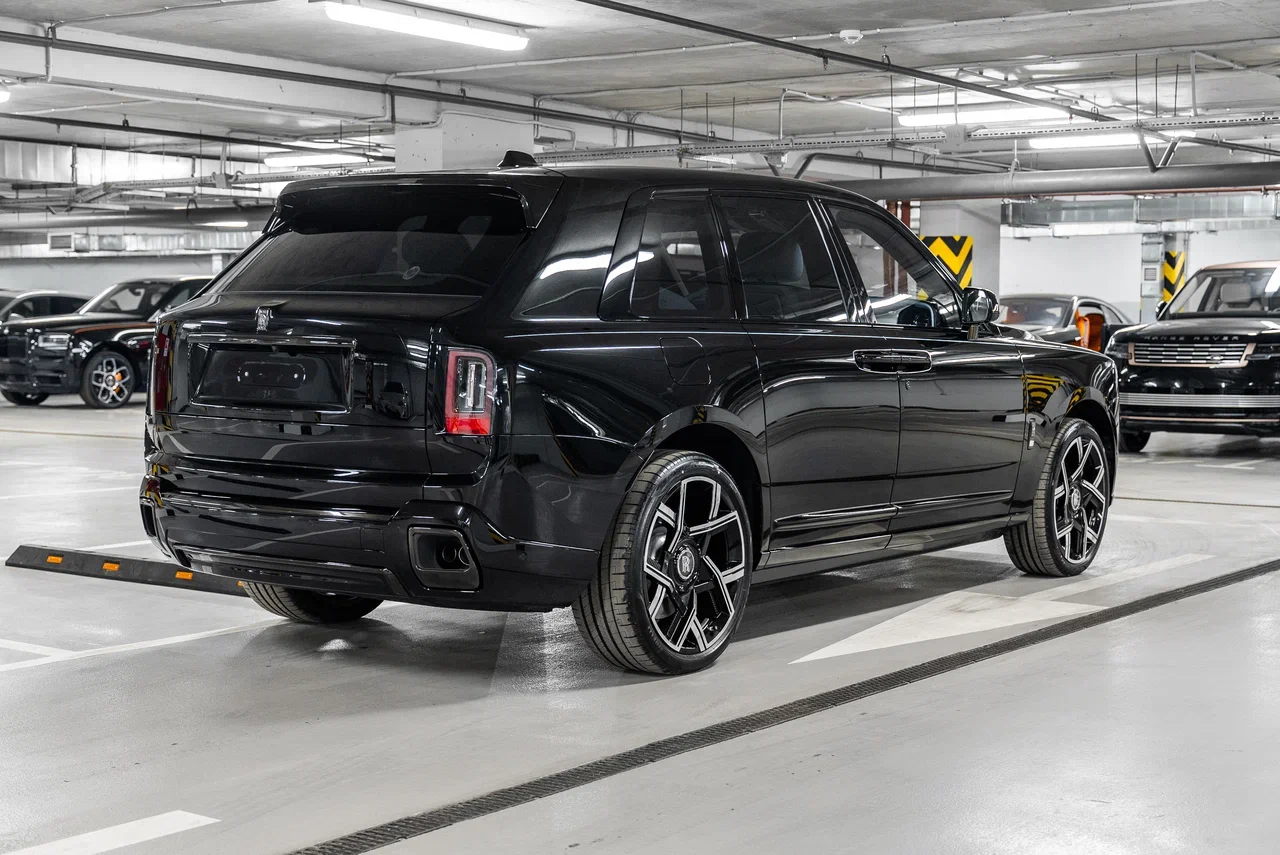Rolls-Royce Cullinan Black Badge 2025 - фото 8