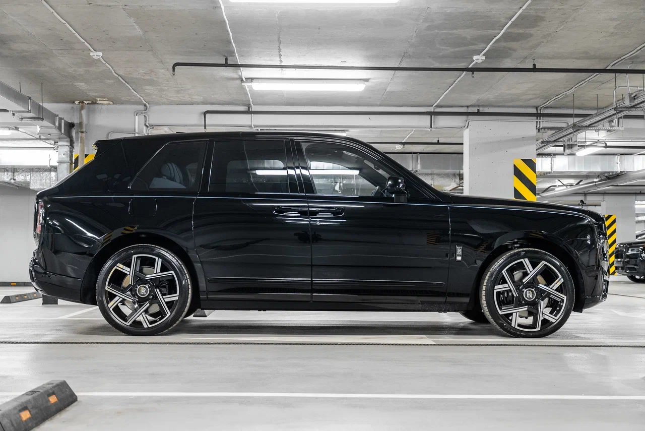 Rolls-Royce Cullinan Black Badge 2025 - фото 9