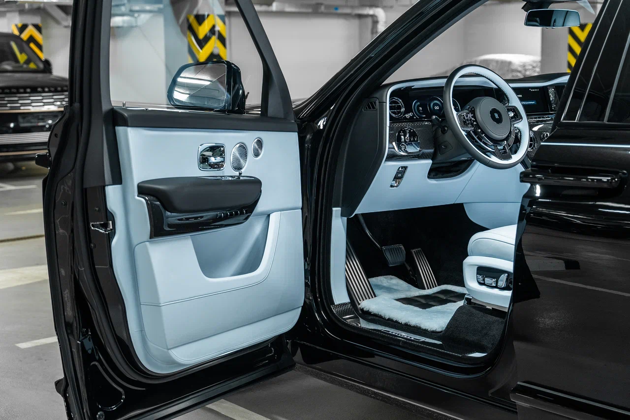 Rolls-Royce Cullinan Black Badge 2025 - фото 11