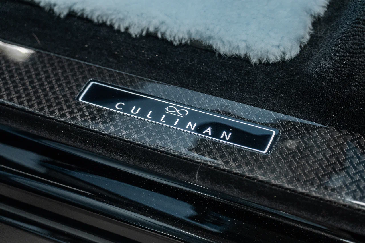 Rolls-Royce Cullinan Black Badge 2025 - фото 15