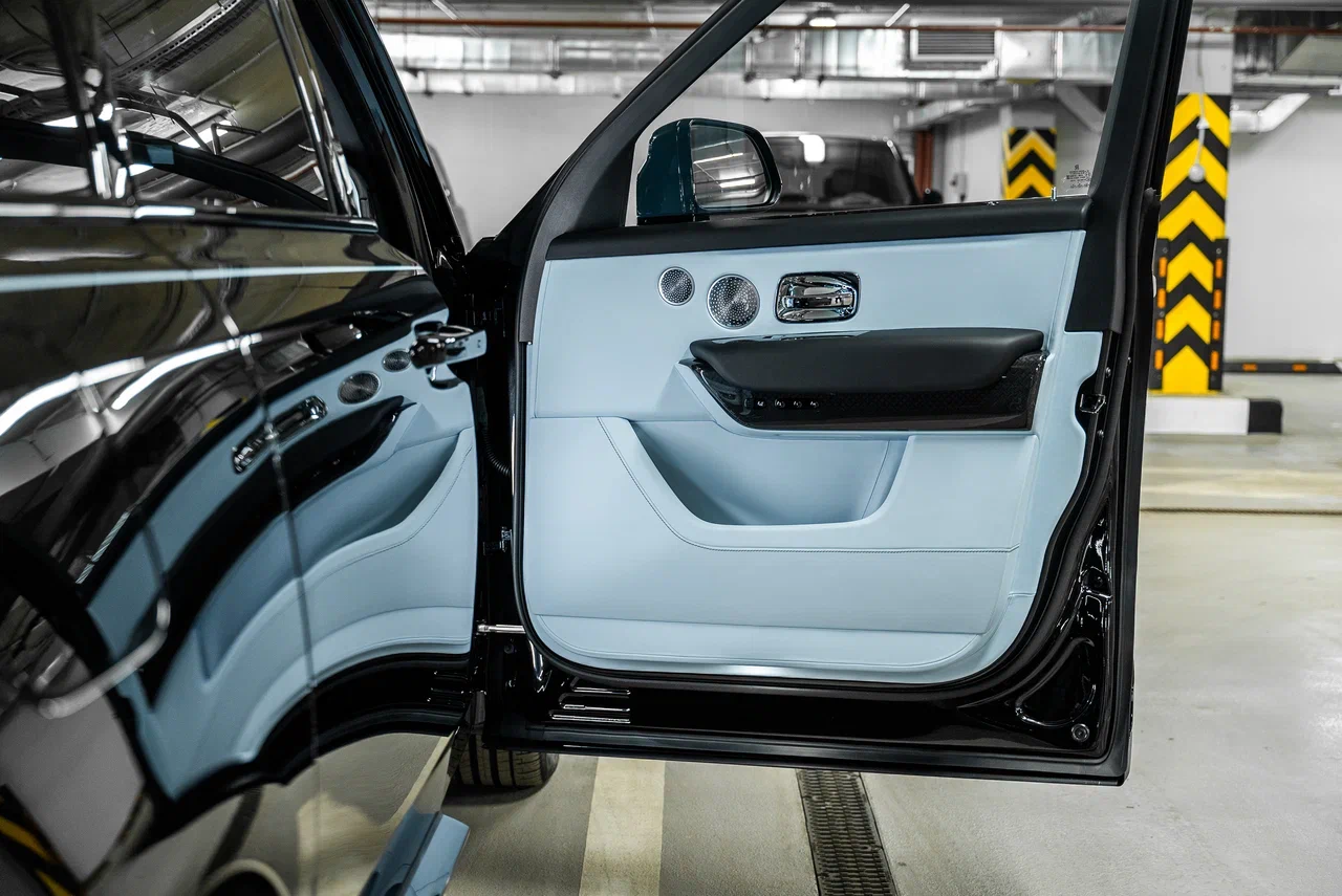 Rolls-Royce Cullinan Black Badge 2025 - фото 18