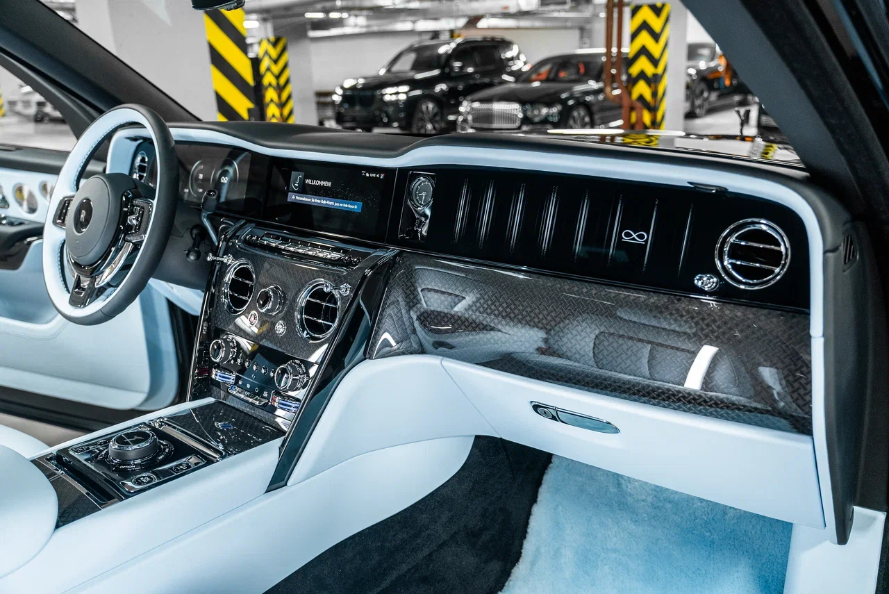 Rolls-Royce Cullinan Black Badge 2025 - фото 21