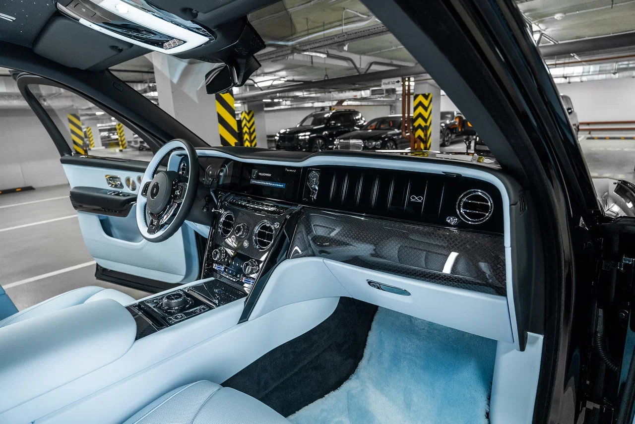 Rolls-Royce Cullinan Black Badge 2025 - фото 20