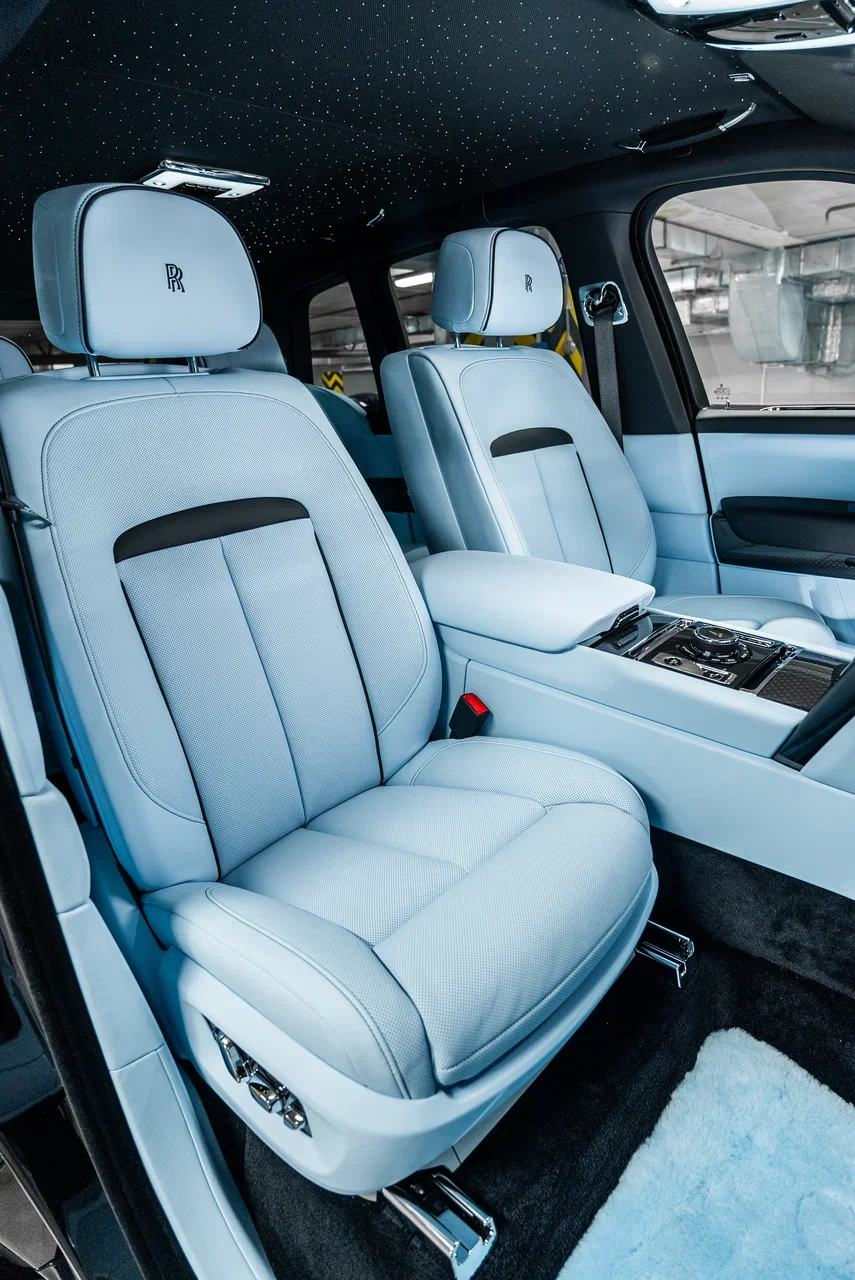 Rolls-Royce Cullinan Black Badge 2025 - фото 23