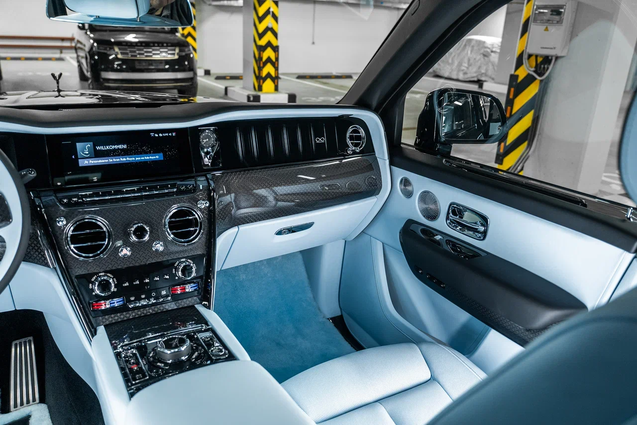 Rolls-Royce Cullinan Black Badge 2025 - фото 29