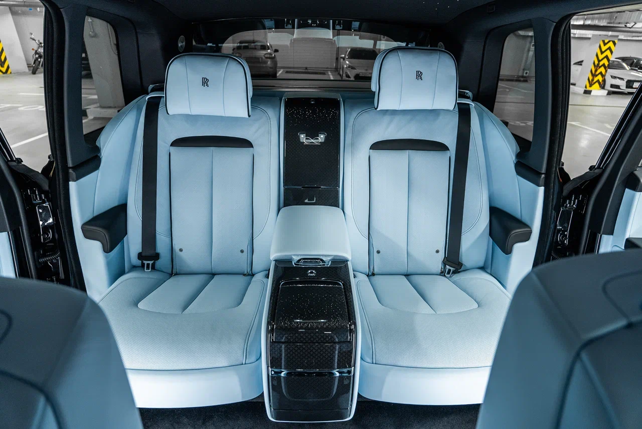 Rolls-Royce Cullinan Black Badge 2025 - фото 35
