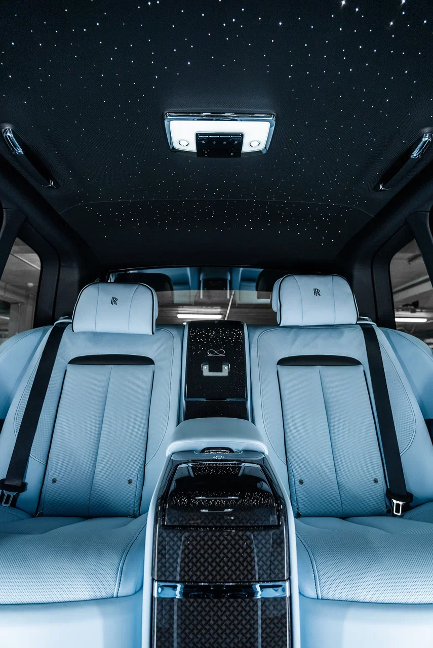 Rolls-Royce Cullinan Black Badge 2025 - фото 38