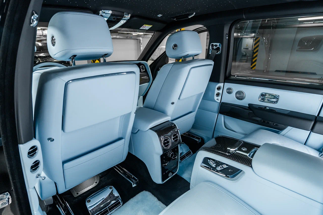 Rolls-Royce Cullinan Black Badge 2025 - фото 40