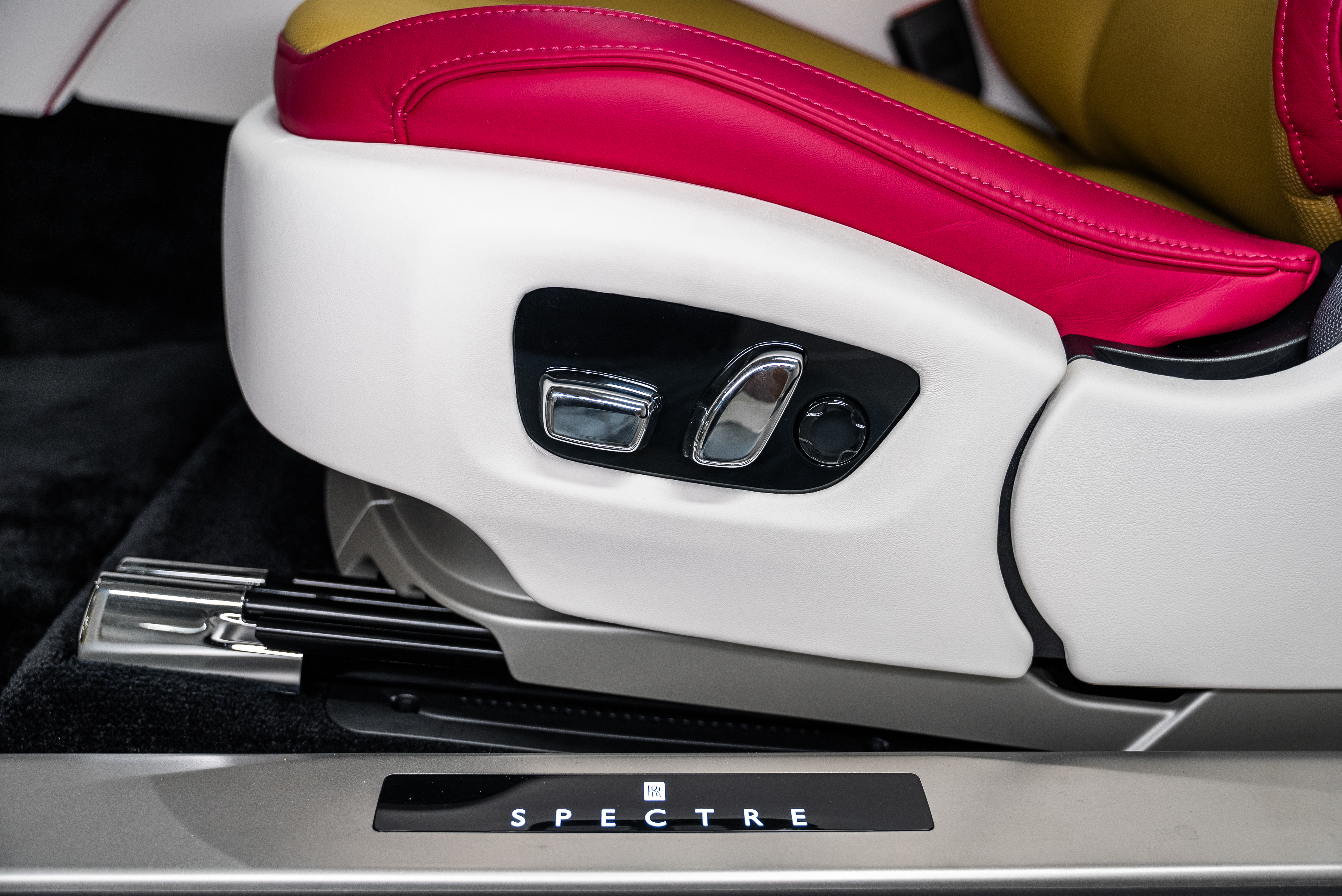 Rolls-Royce Spectre 2025 - фото 12