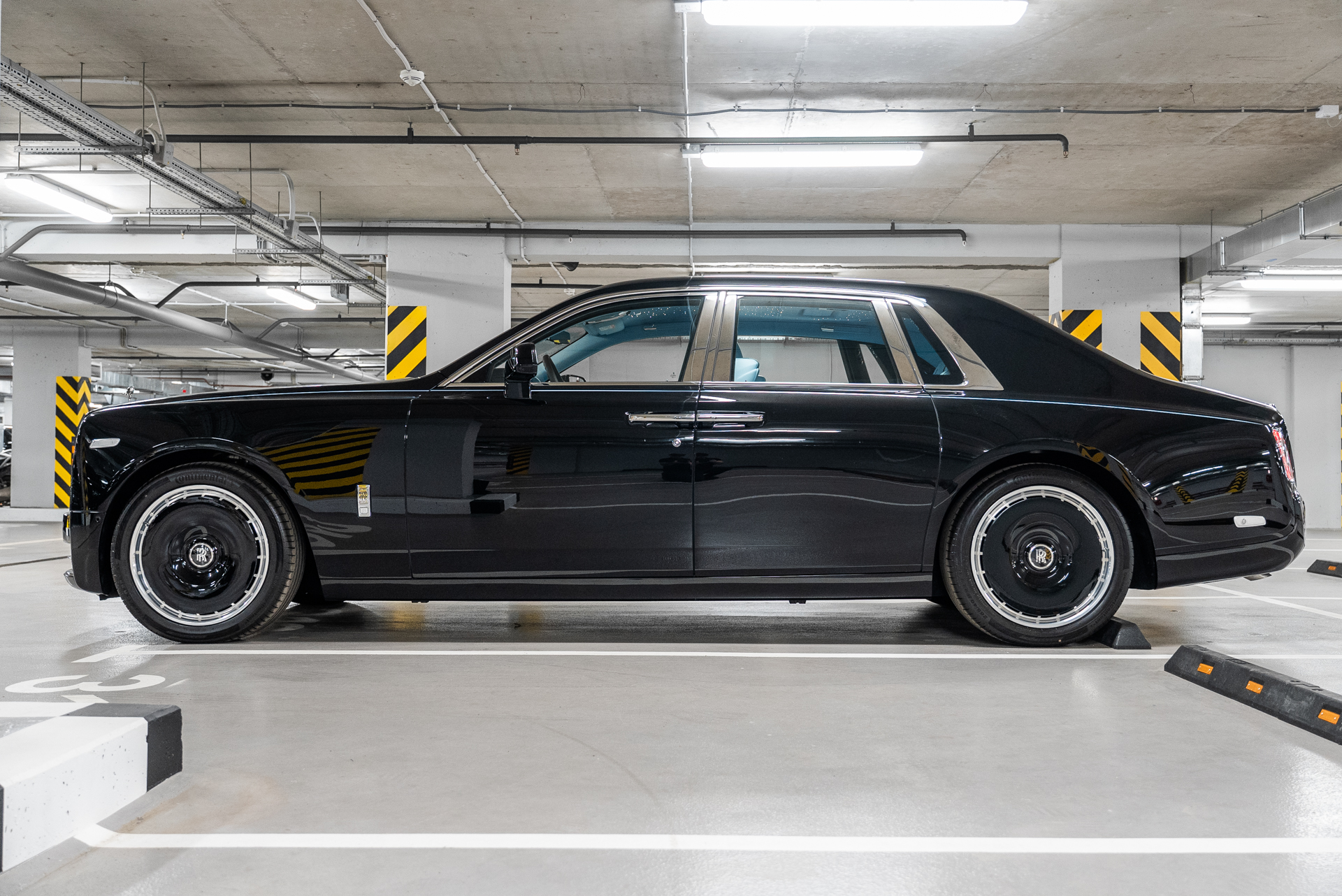 Rolls-Royce Phantom 2025 - фото 5
