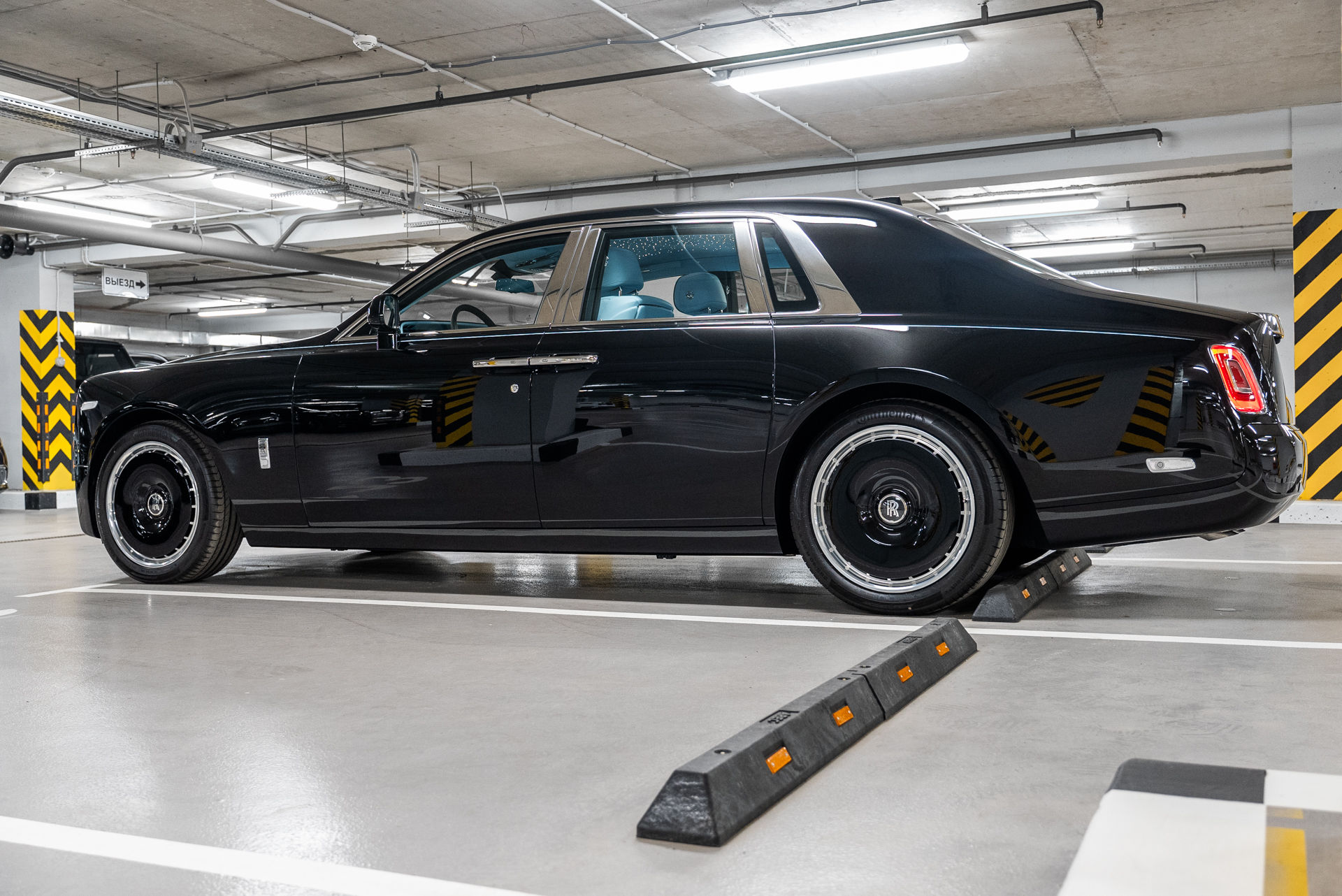 Rolls-Royce Phantom 2025 - фото 10