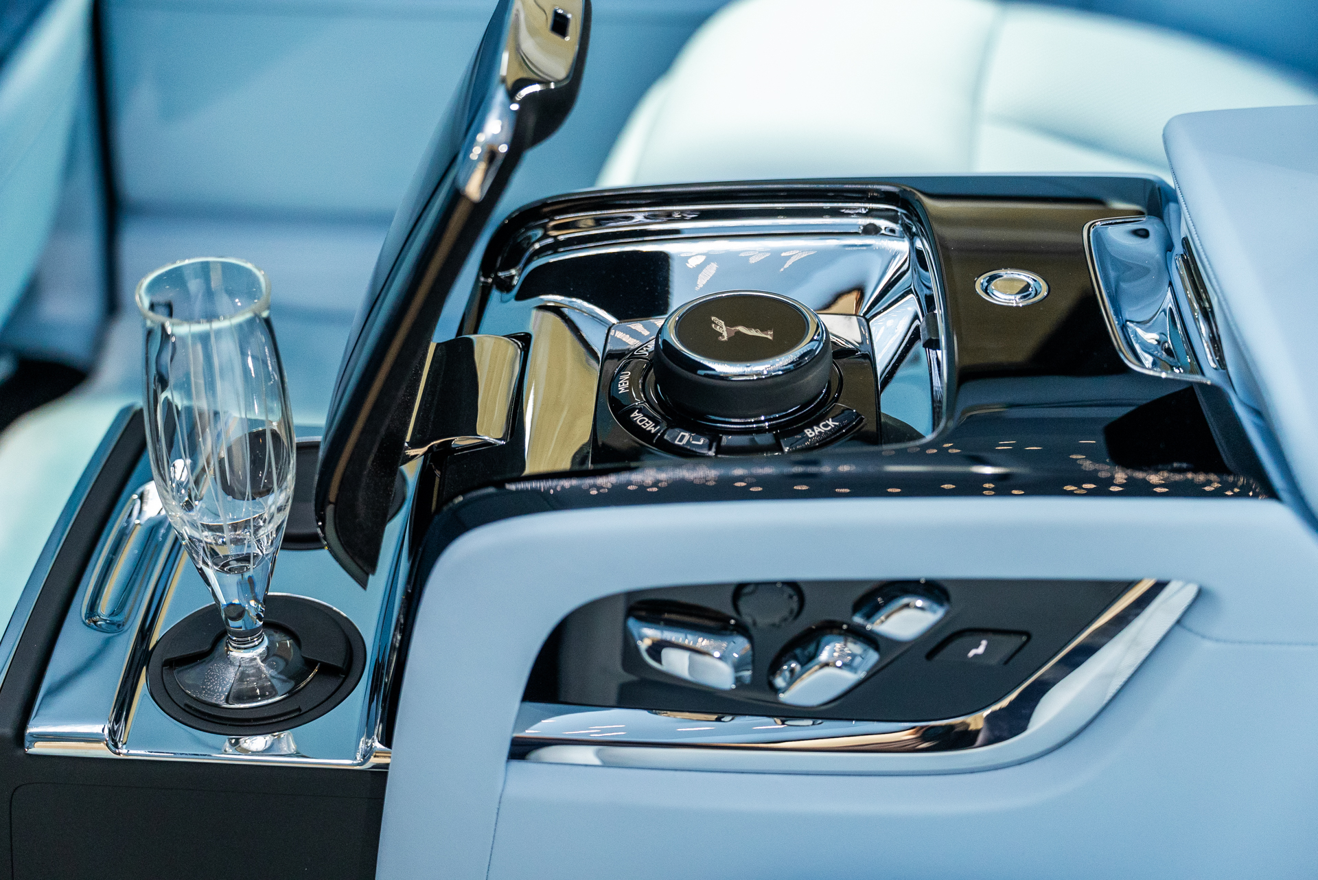 Rolls-Royce Phantom 2025 - фото 27