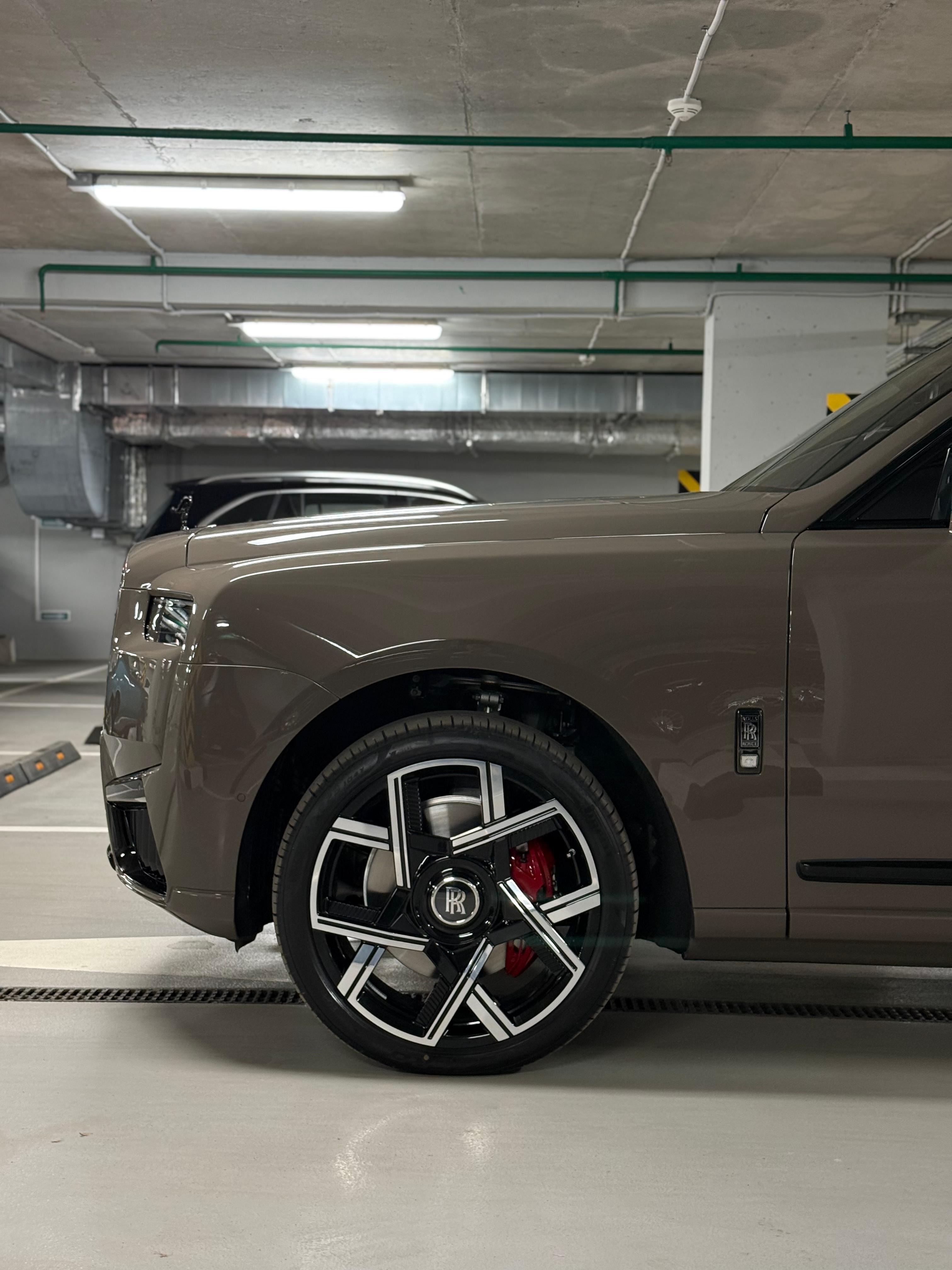 Rolls-Royce Cullinan Black Badge 2025 - фото 4