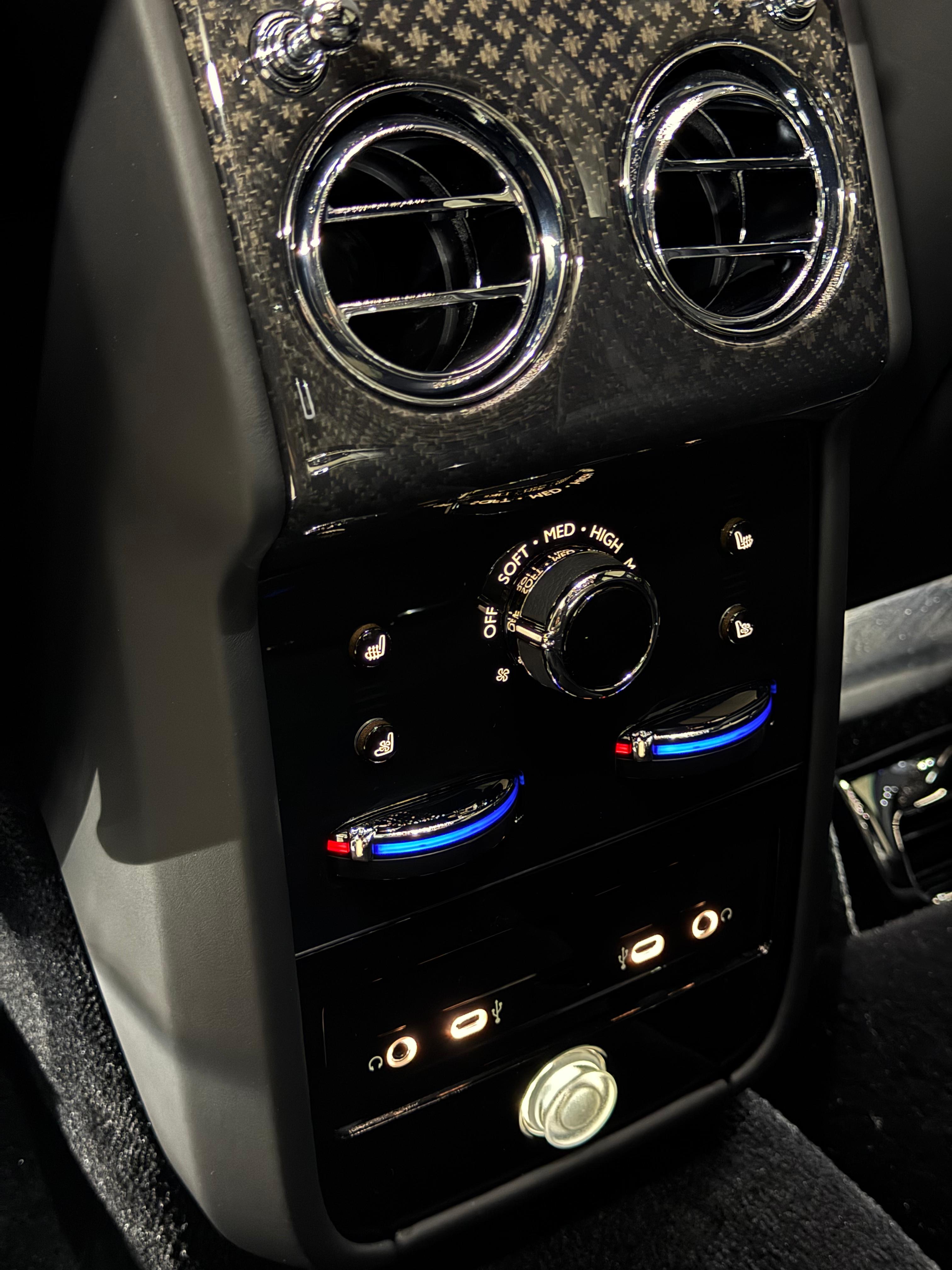 Rolls-Royce Cullinan Black Badge 2025 - фото 10