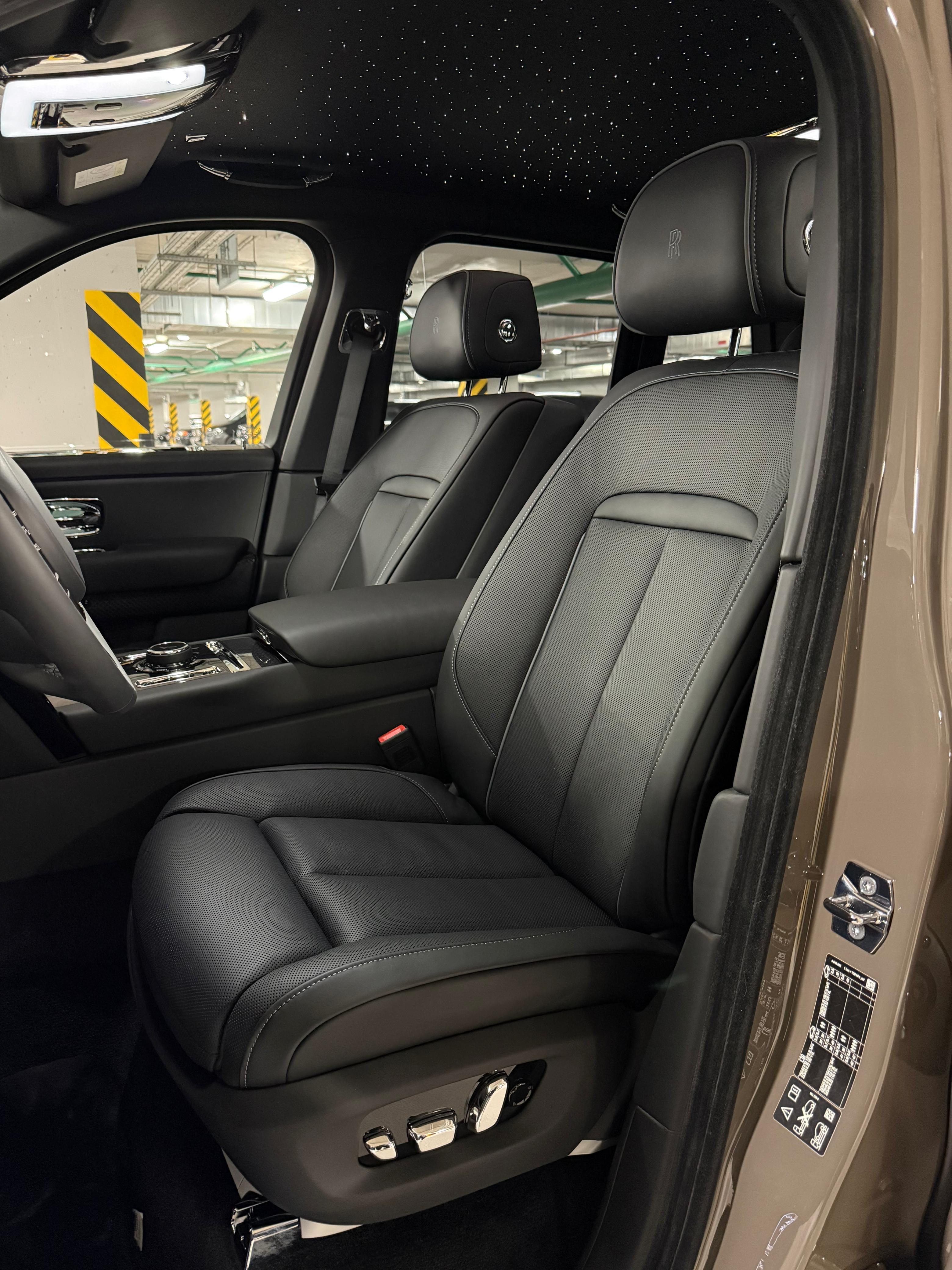 Rolls-Royce Cullinan Black Badge 2025 - фото 11