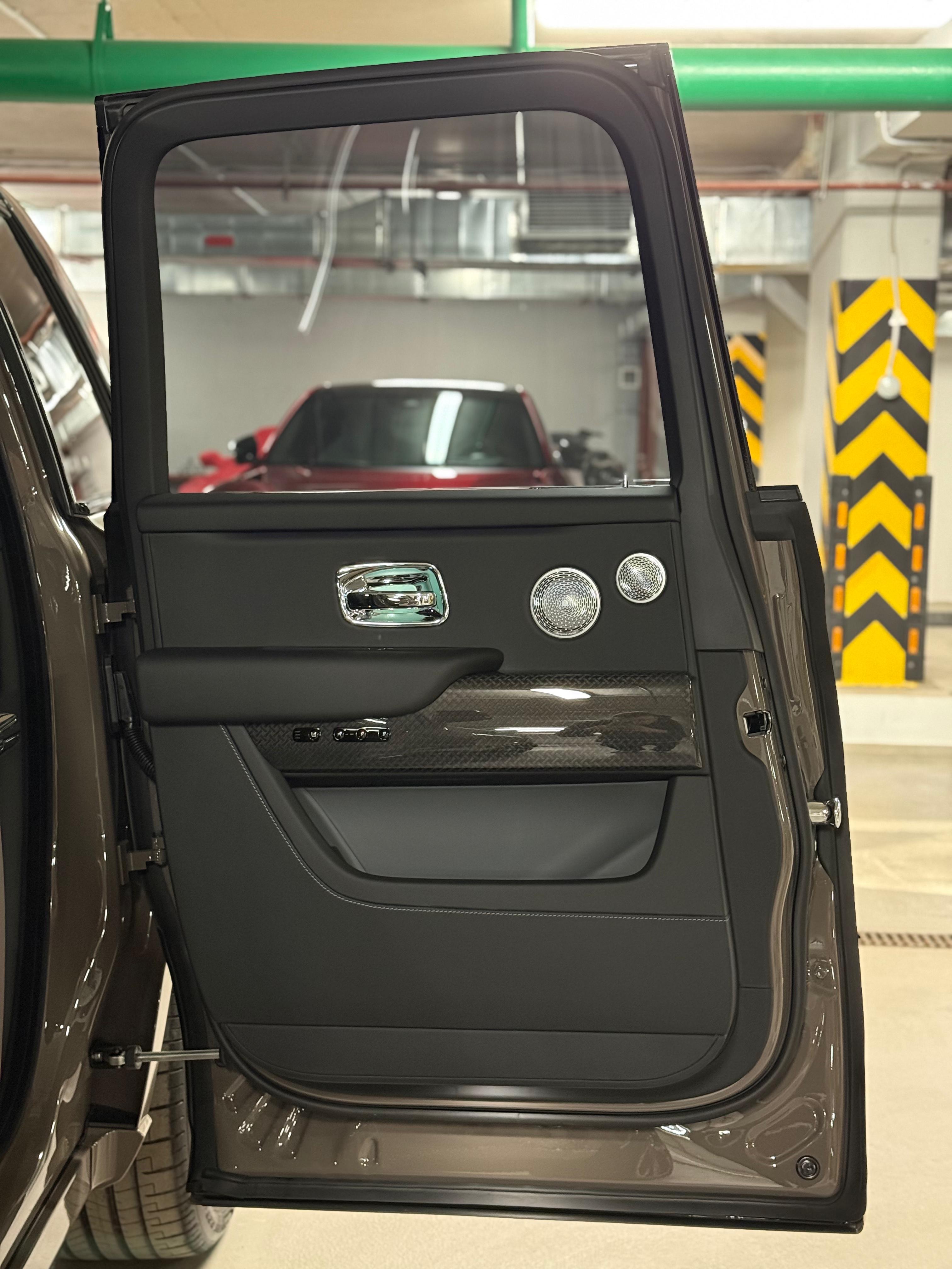 Rolls-Royce Cullinan Black Badge 2025 - фото 13
