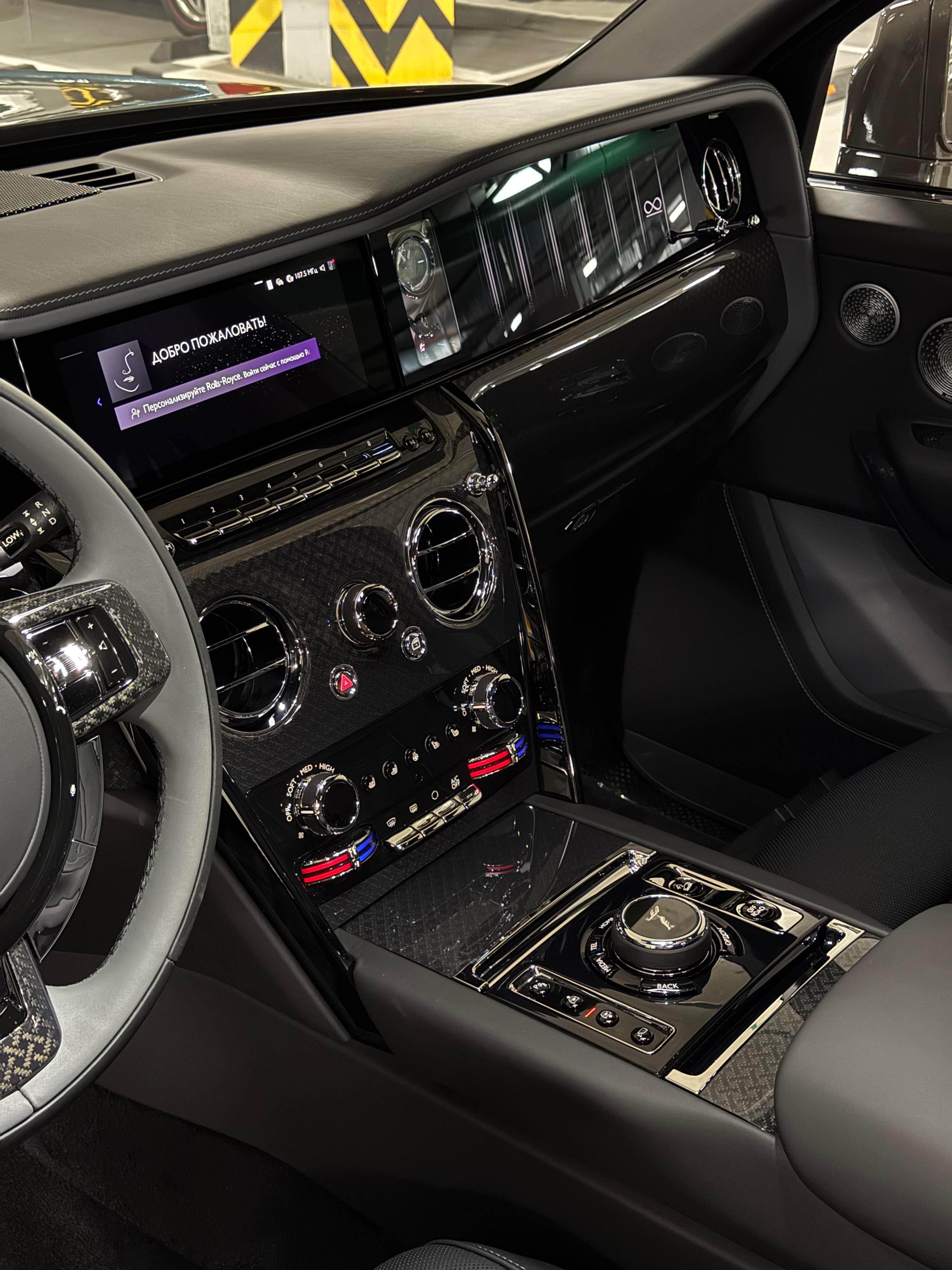 Rolls-Royce Cullinan Black Badge 2025 - фото 14
