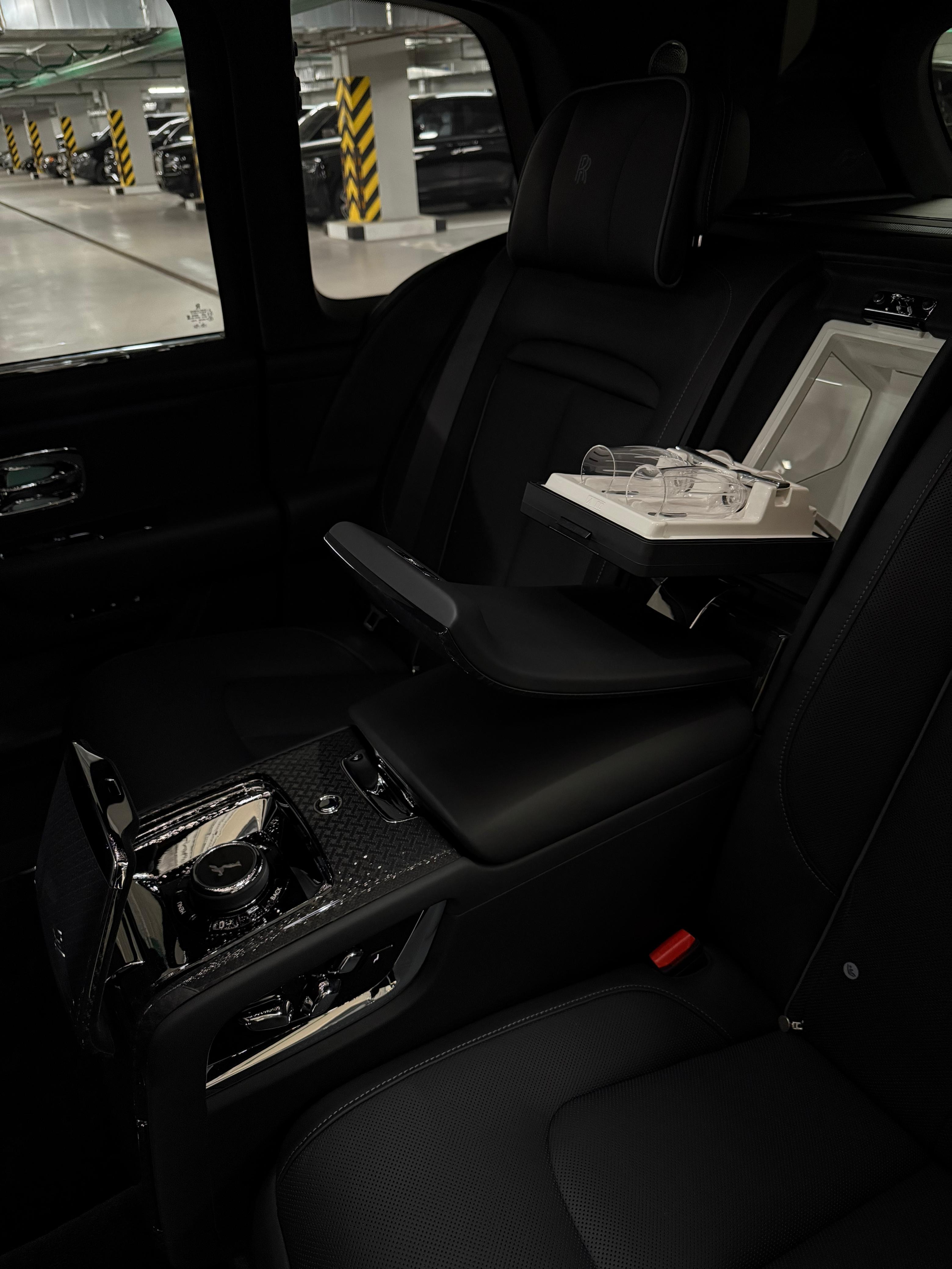 Rolls-Royce Cullinan Black Badge 2025 - фото 16