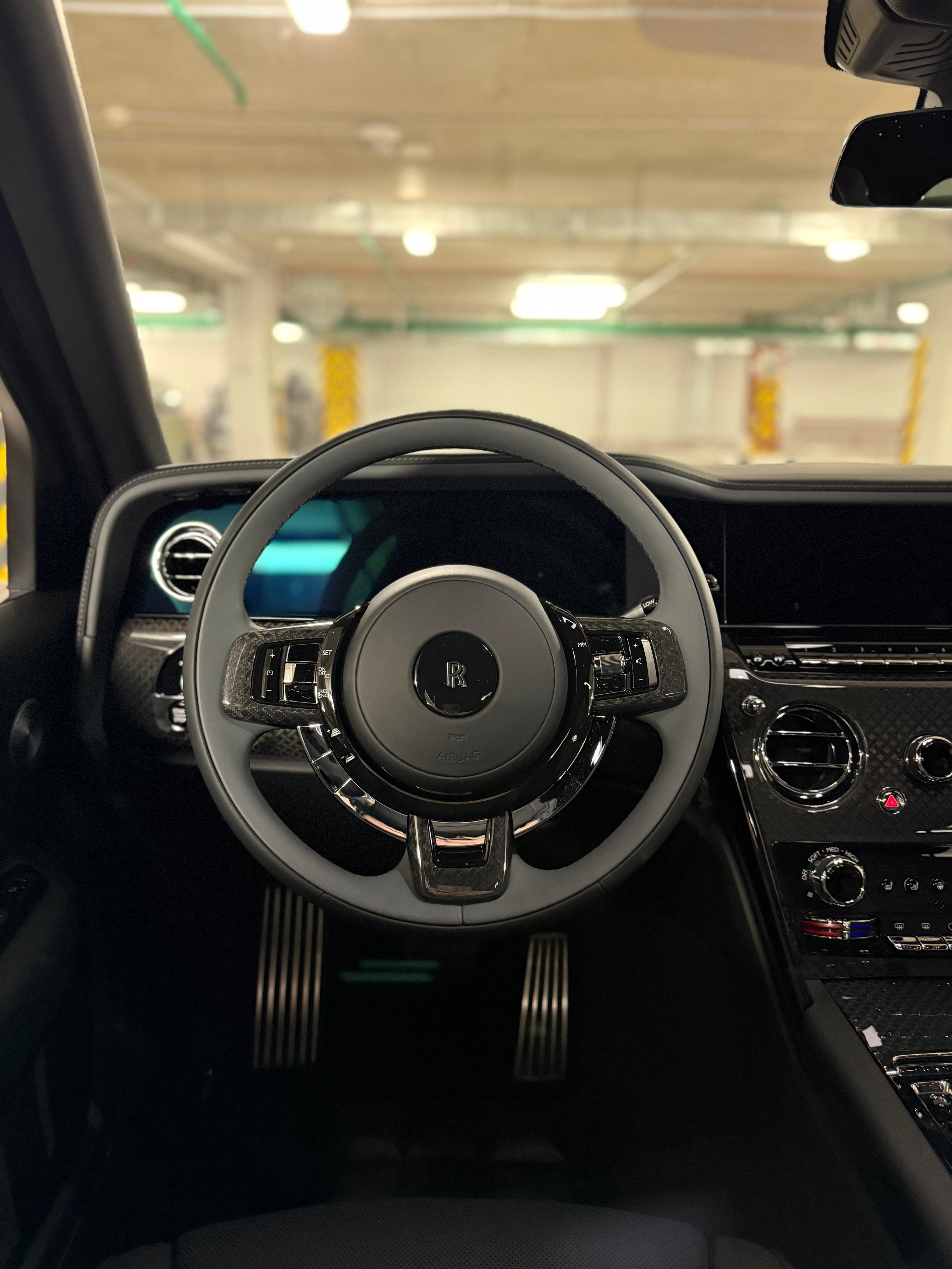 Rolls-Royce Cullinan Black Badge 2025 - фото 17