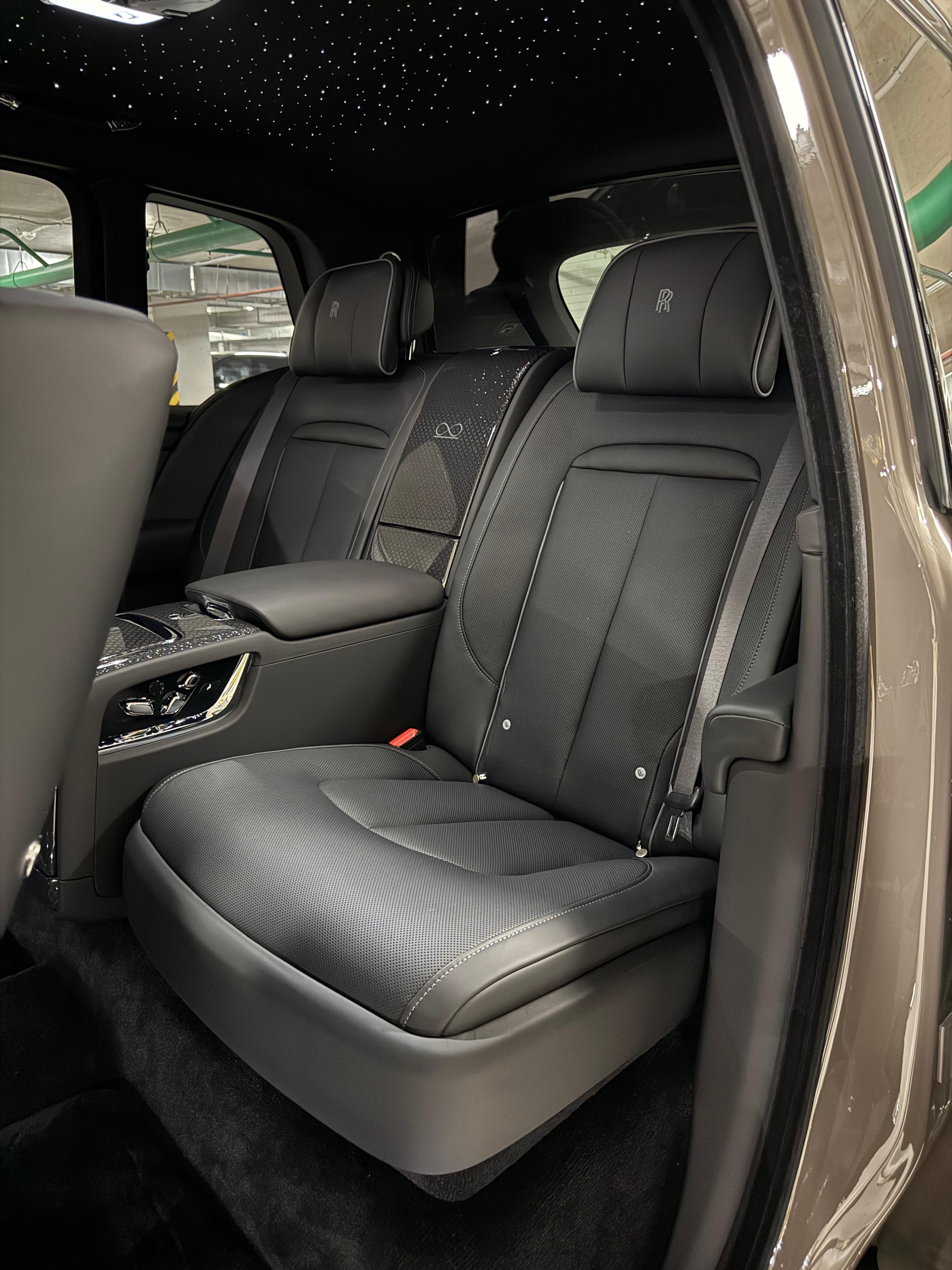 Rolls-Royce Cullinan Black Badge 2025 - фото 20